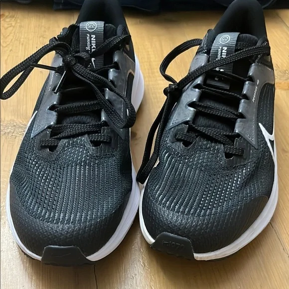 Kids Boys Nike Black and White Athletic shoes Sneakers Tennis shoes. - Picture 2 of 2